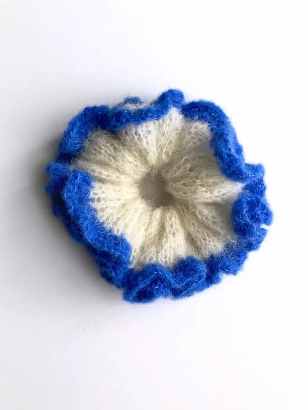 GAGA KNITWEAR wełniana scrunchie z jedwabiem z falbanką