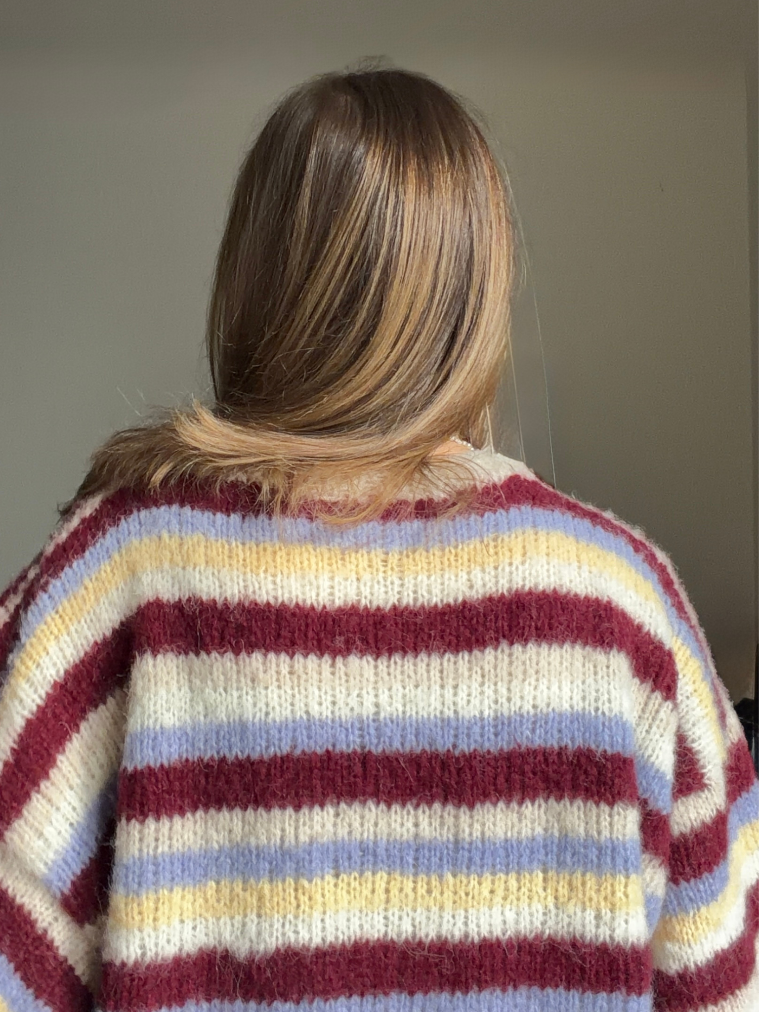 WINE Puszysty wełniany sweter w paski GAGA KNITWEAR, zdjęcie tyłu swetra
