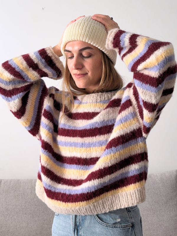 WINE Puszysty wełniany sweter w paski GAGA KNITWEAR w stylizacji z czapką i jeansami