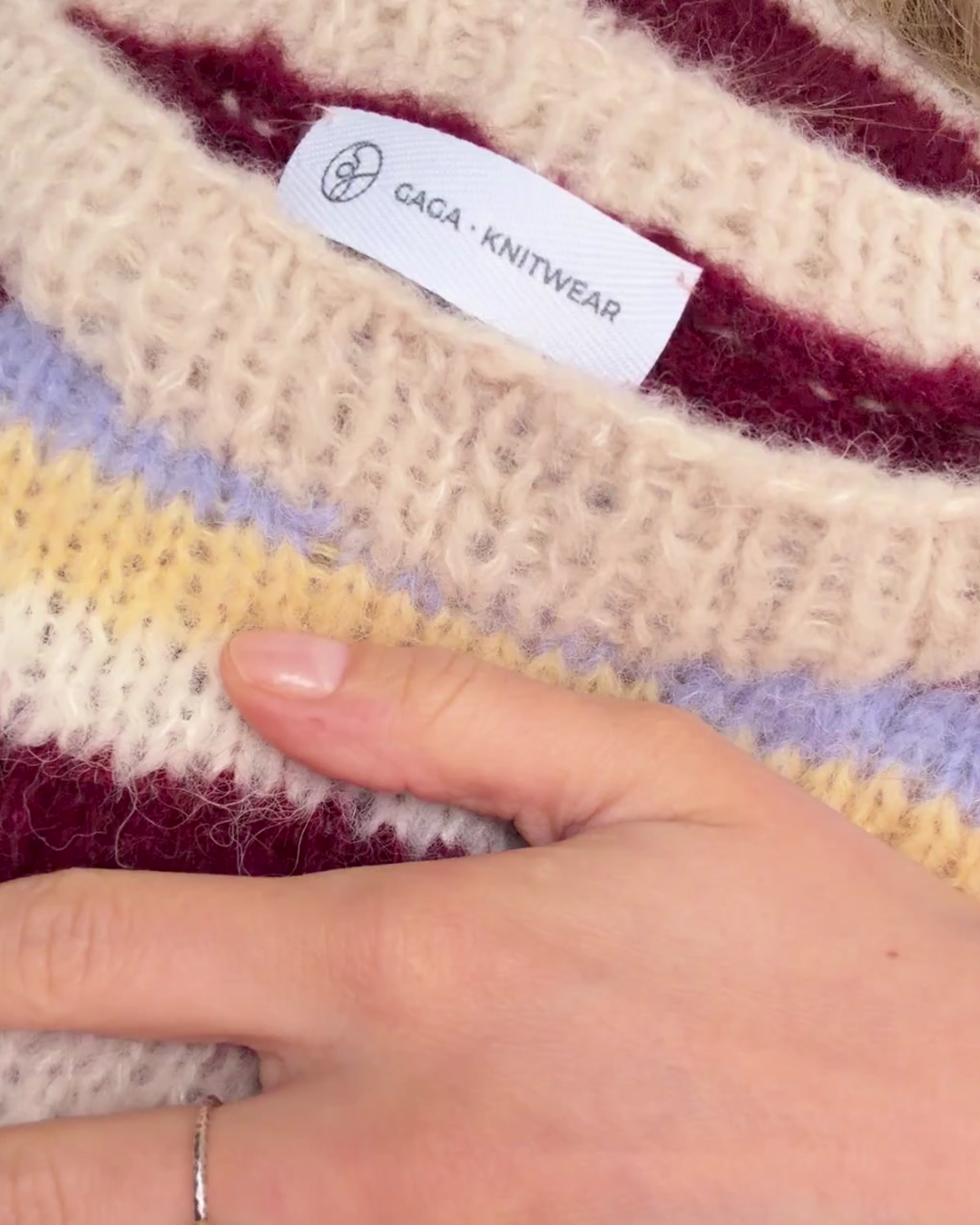 WINE Puszysty wełniany sweter w paski GAGA KNITWEAR, metka